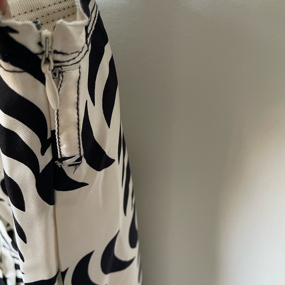 Tory Burch - black & white silk skirt - size 12 - Picture 2 of 4